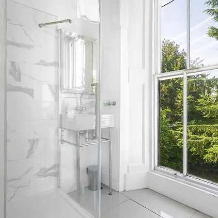 Latimer House בית הארחה 4*