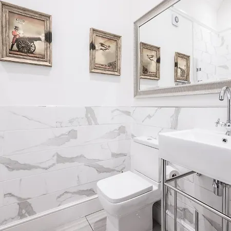 Latimer House 4*